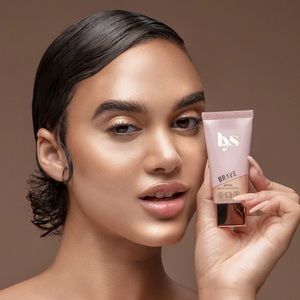 Lys Aim High Liquid Highlighter in Brave Champagne